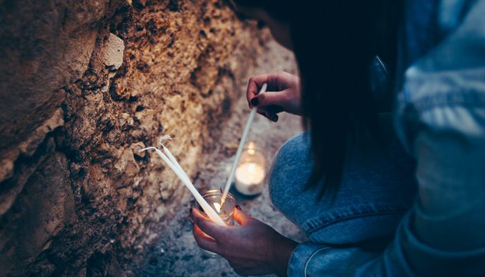Psicología para el duelo Bilbao terapia gestalt mujer encendiendo una vela